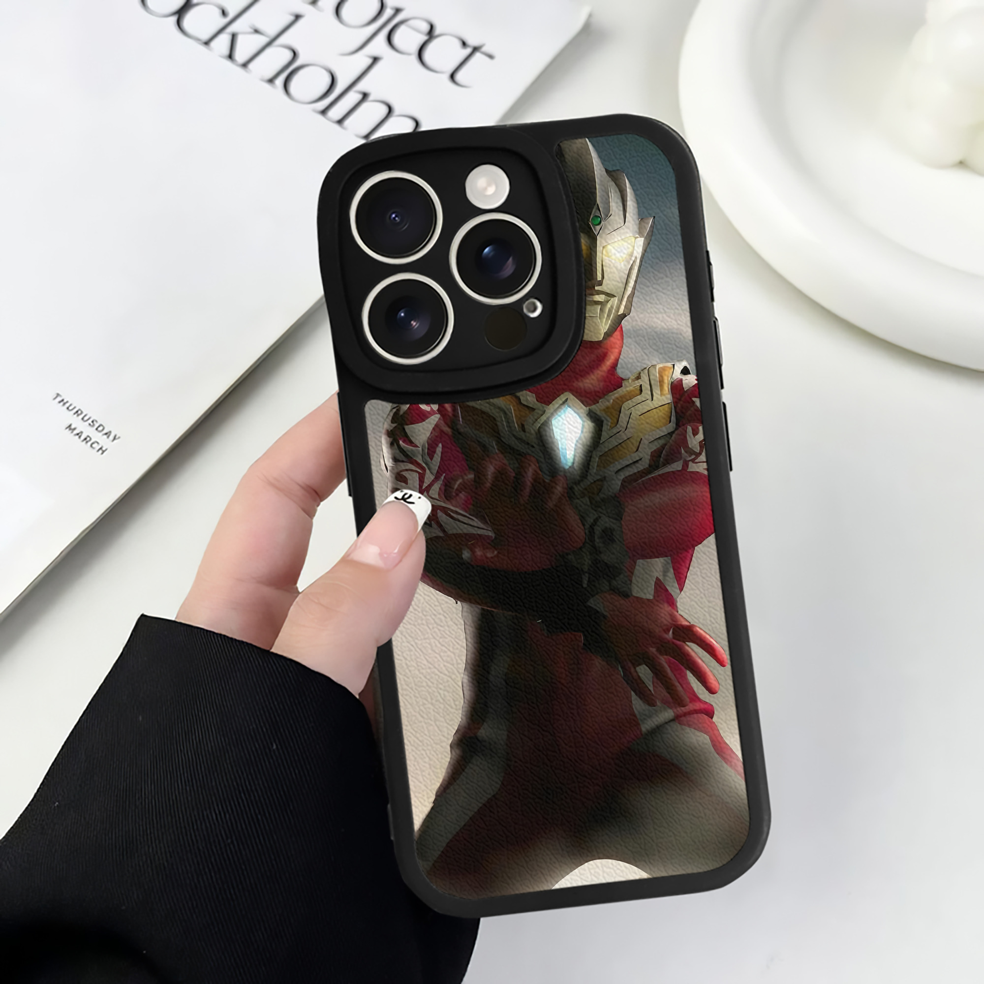 （画像用） ウルトラマン Ultraman 【iPhone 16シリーズ対応】シリコンスマホケース（レザー調） 材質：シリコン